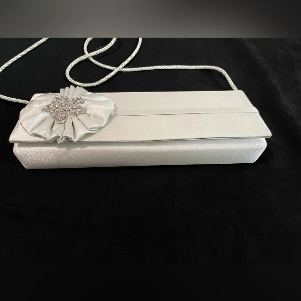 Amazing vintage clutch purse silver satin fabulous rhinestone flower wedding bag
